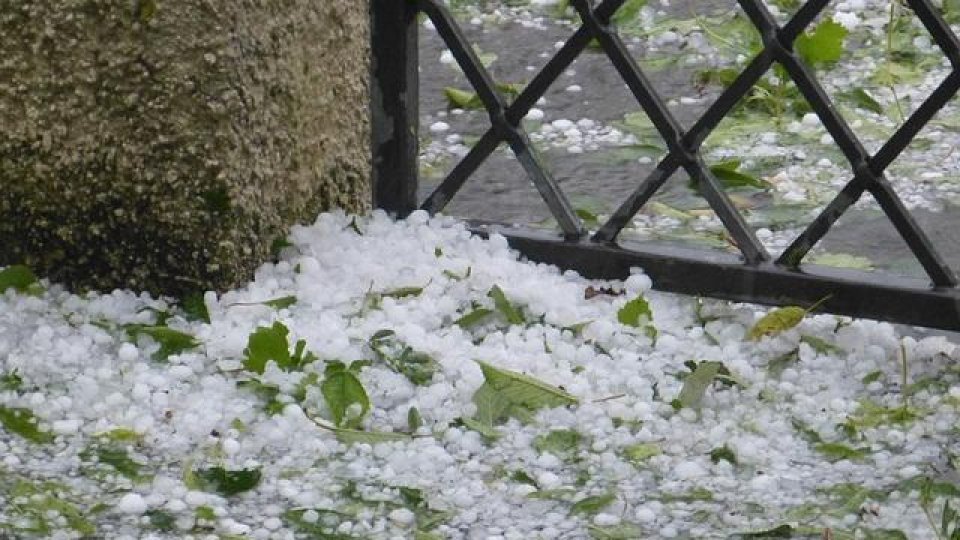 Cod portocaliu de averse şi grindină în 9 judeţe