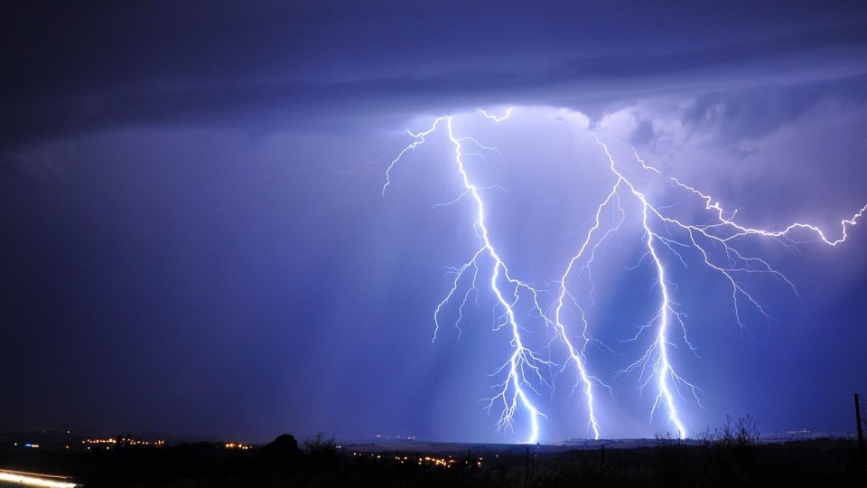 Avertizări de instabilitate atmosferică în aproape jumătate de ţară
