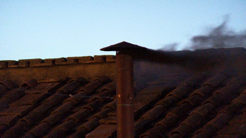 Fum negru - Conclavul nu a reușit încă să aleagă un nou papă