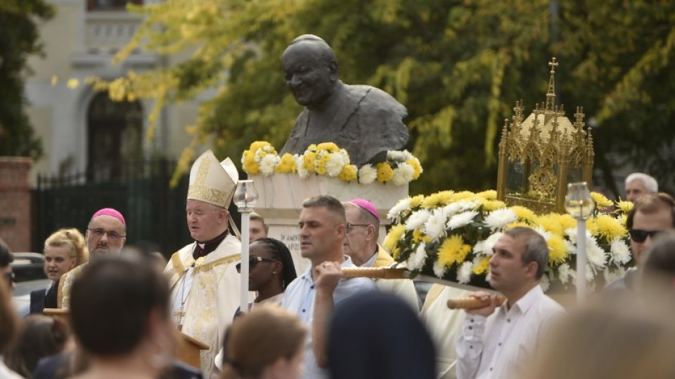 Procesiune cu relicva Sfântului Papă Ioan Paul al II-lea, la Bucureşti