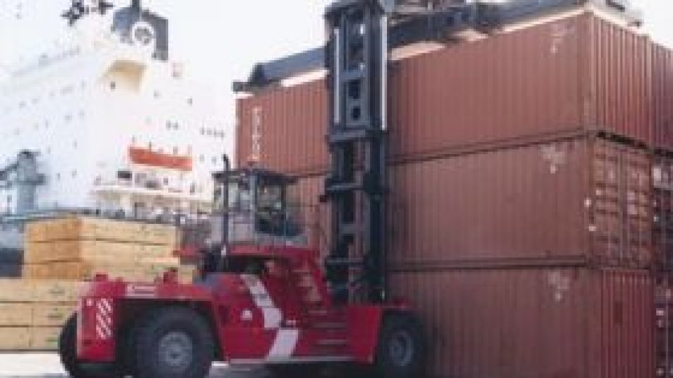 Deficitul comercial continuă să crească