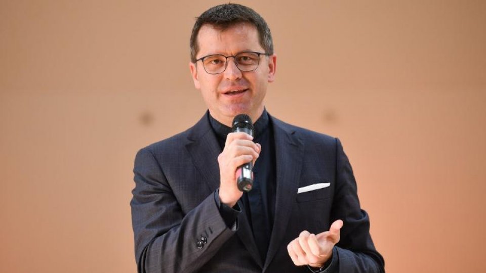 Doboș: Gândurile noastre se îndreaptă către Papa Francisc