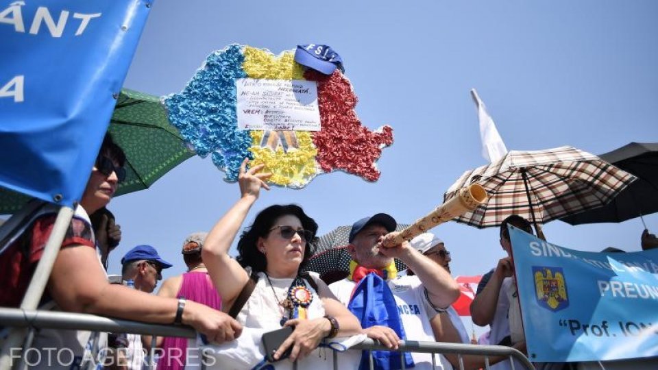 Angajaţi ai mai multor instituţii publice au ieşit din nou în stradă pentru a protesta privind scăderea veniturilor