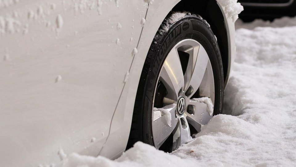 Intervenții pentru opt autoturisme blocate în zăpadă în județul Constanța