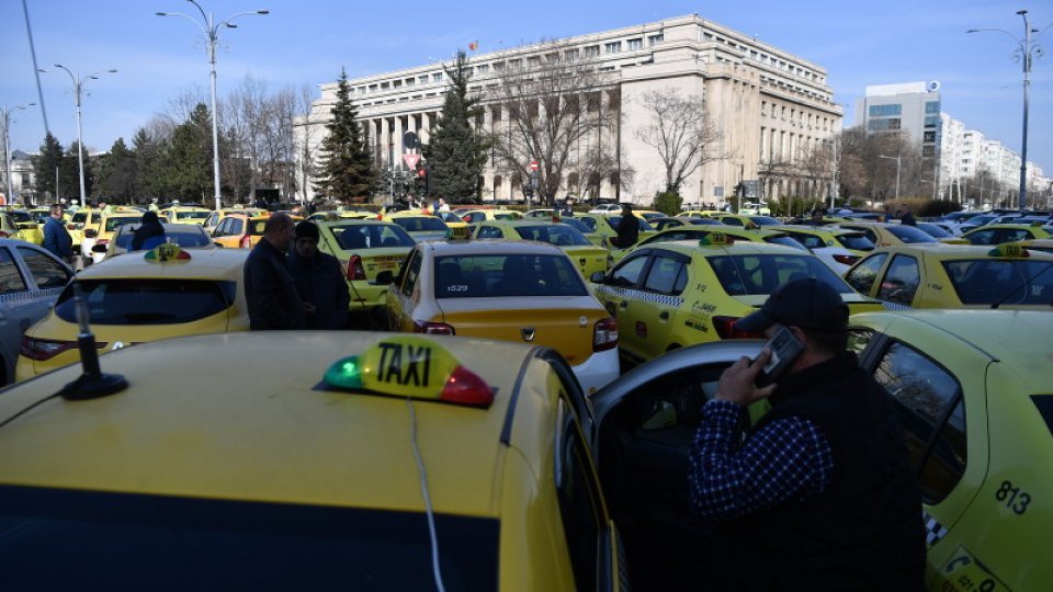 Taximetriştii continuă protestele în Piaţa Constituţiei din București
