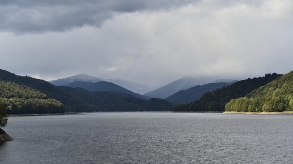 Pată de poluare în lacul de acumulare Vidraru