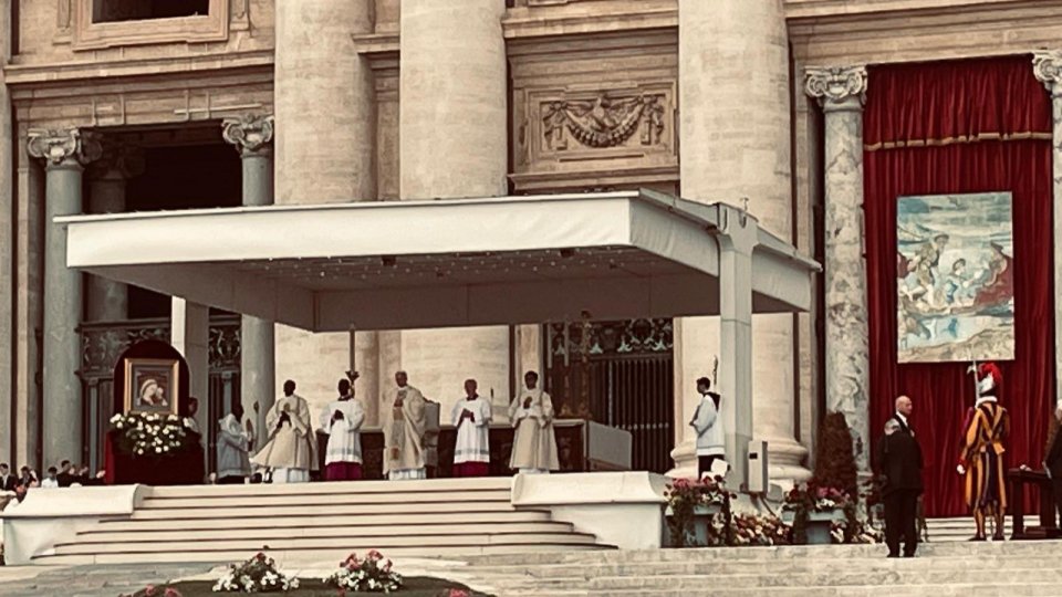 Ceremonia de întronizare a Papei Leon al XIV-lea, în desfășurare la Vatican