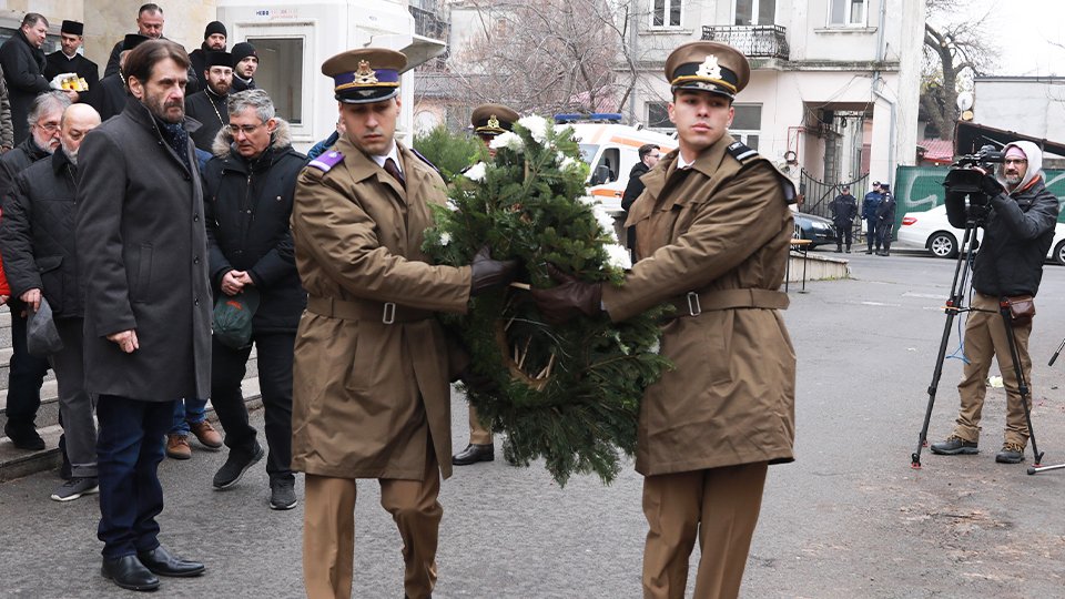 Ceremonie la monumentul eroilor Revoluției de la Radiodifuziunea Română.