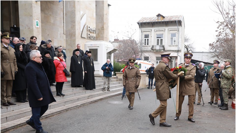 Ceremonie la monumentul eroilor Revoluției de la Radiodifuziunea Română.