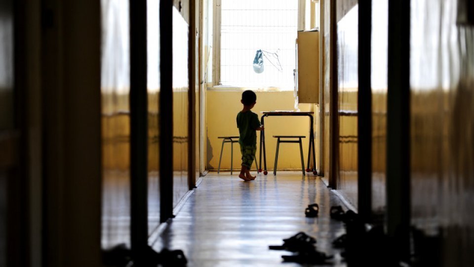 Guvernul încearcă să combată abandonul copiilor de către părinți