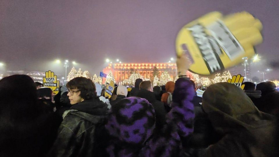 Sute de oameni au protestat în Piaţa Victoriei