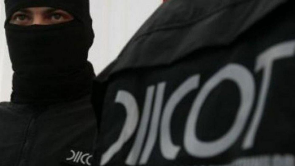 Amplă operaţiune DIICOT de destructurare a unor grupări de traficanţi de droguri, de persoane şi de minori