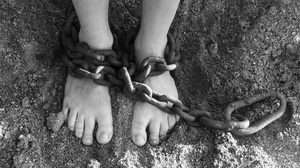 Condamnările pentru traficul de persoane ori pornografie infantilă nu vor mai putea fi date cu suspendare