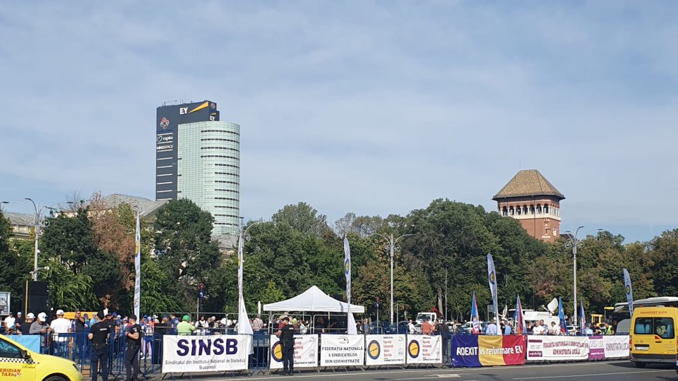 Angajaţi din administraţia publică protestează în Piaţa Victoriei din Capitală