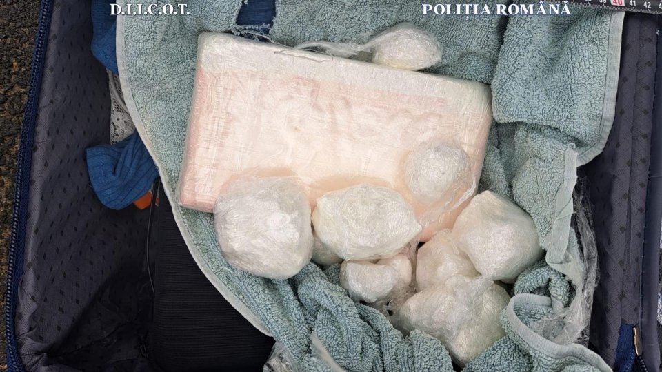 Un bărbat şi o femeie au adus din Spania prin curierat peste 2 kg de cocaină şi 20 kg de canabis