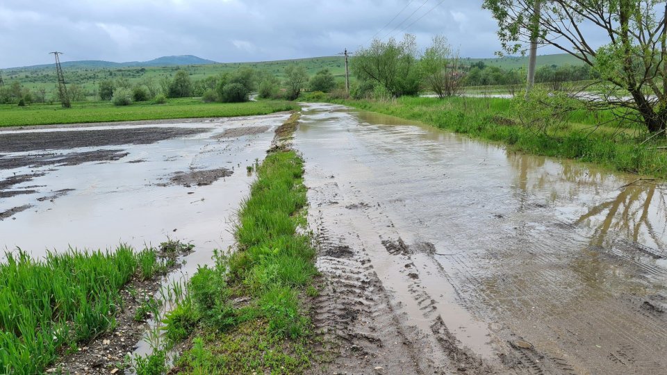 Cod roşu de ploi, marţi dimineaţa, în localităţi din judeţele Gorj şi Mehedinţi