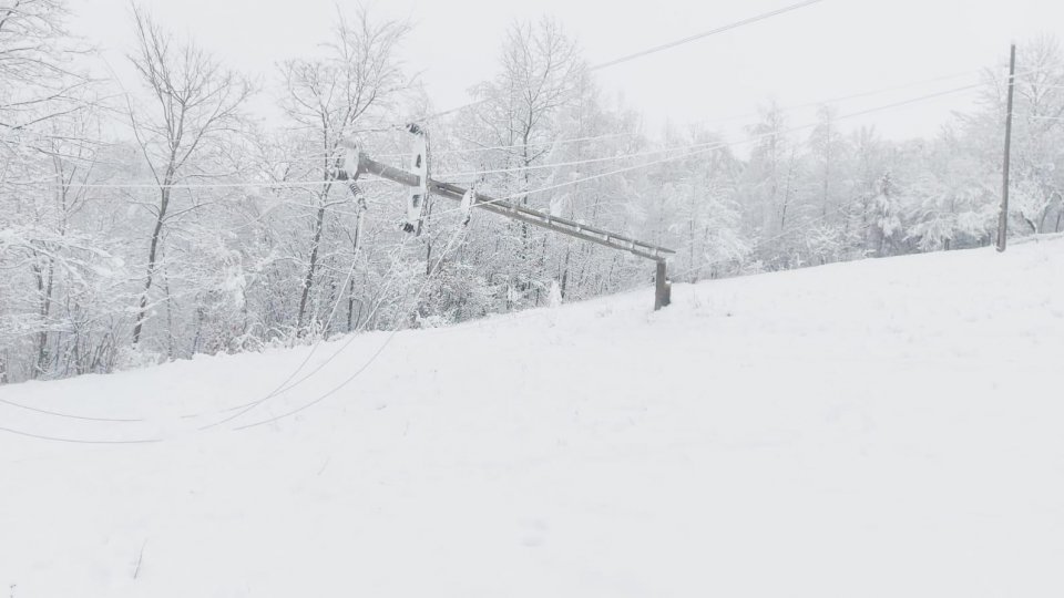 Peste 17.000 de locuințe, fără curent electric din cauza ninsorilor și a vântului puternic