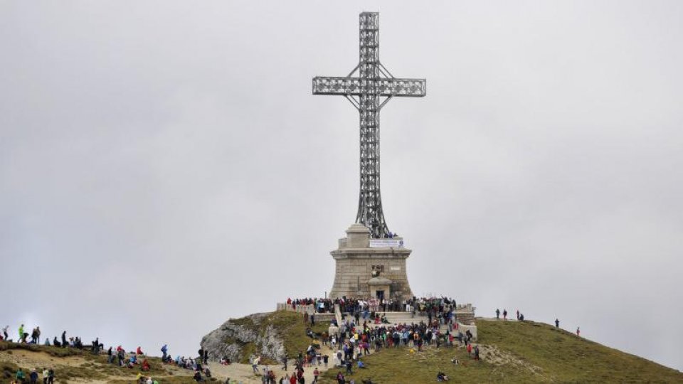 Ceremonie militară şi religioasă la Crucea Eroilor de pe Muntele Caraiman