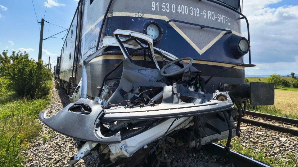 Autoutilitară acroșată de un tren