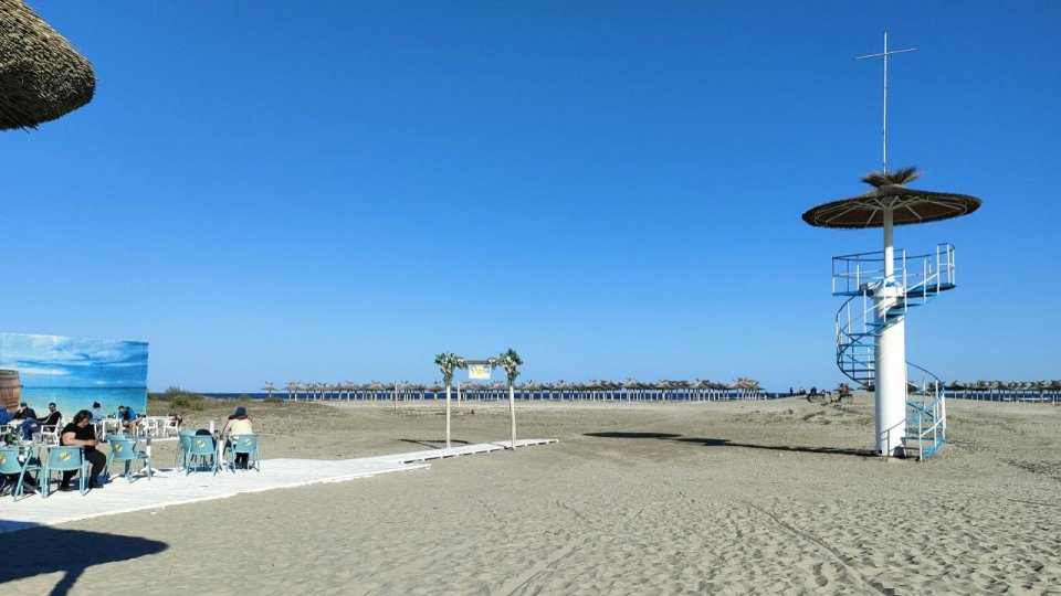 Zece tone de deșeuri, colectate în ultimul an de pe plaja Sulina