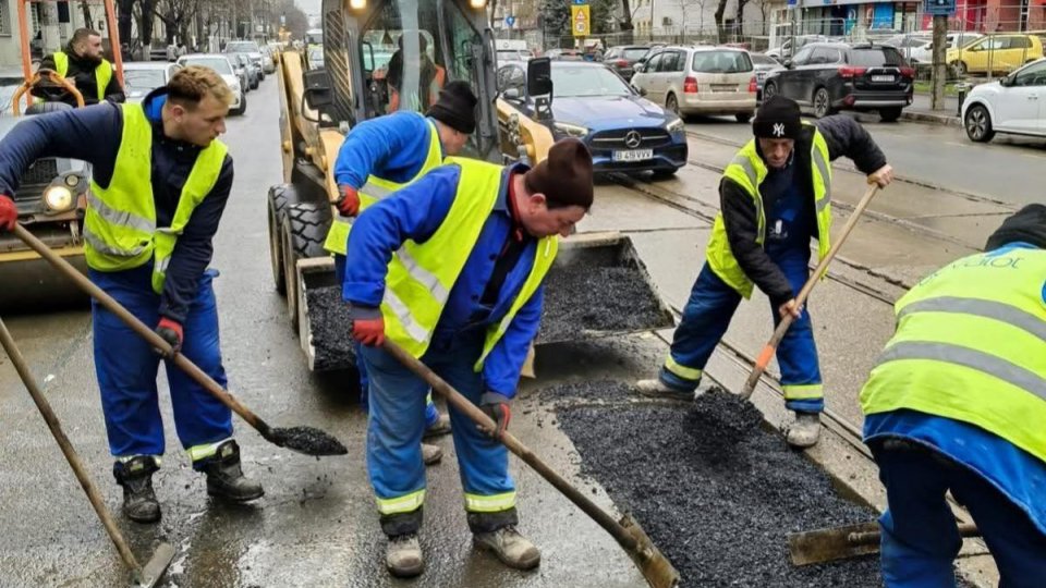 Ce spune Primăria Capitalei despre gropile din asfalt apărute după ninsori