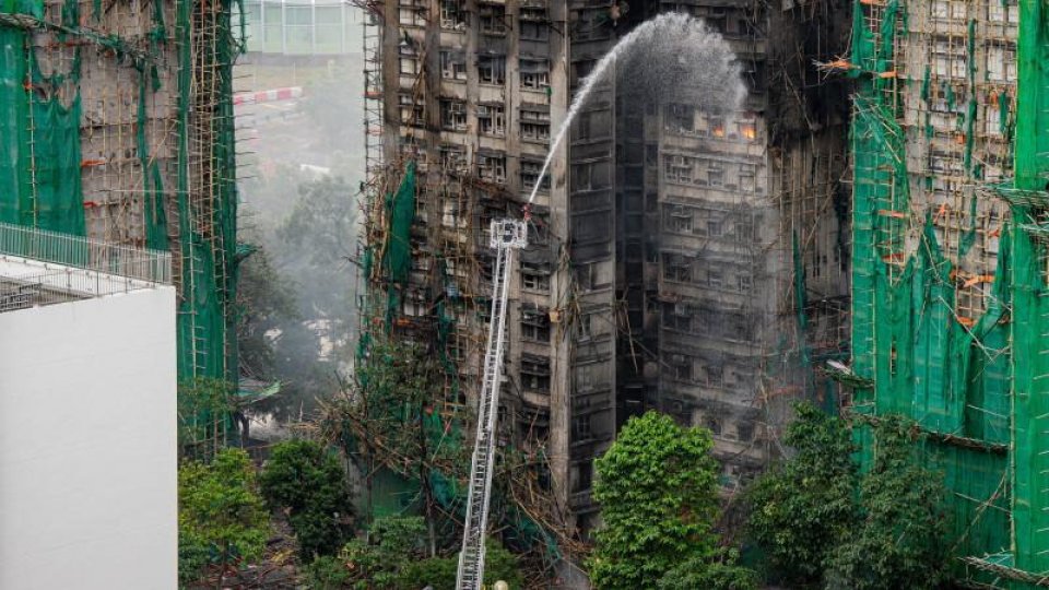 Trei zile de doliu în Hong Kong, după incendiul care a ucis cel puţin 128 de persoane