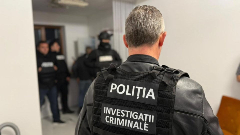 Zeci de polițiști au urmărit și prins doi traficanți de droguri