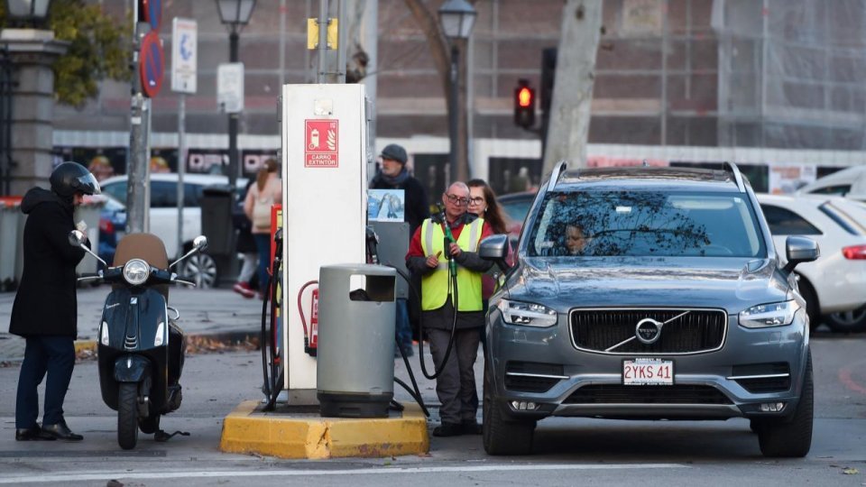 Pe fondul crizei combustibililor, guvernul spaniol ia în considerare reducerea TVA și a accizelor