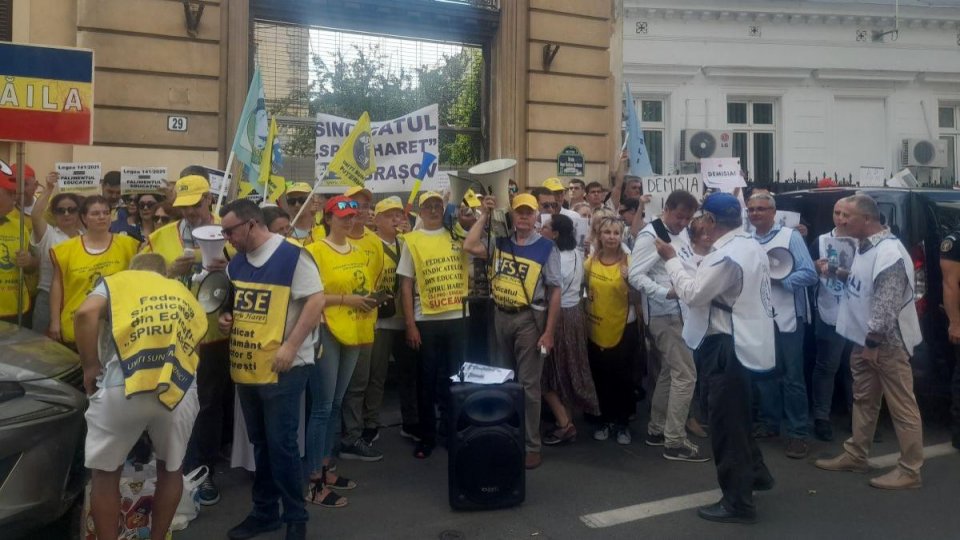 Peste 400 de profesori protestează din nou în fața Ministerului Educației