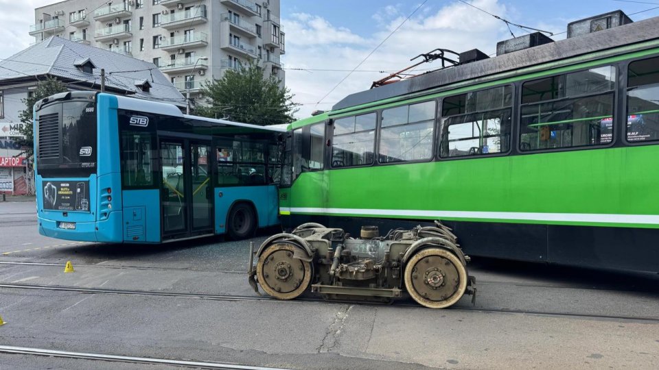FOTO și VIDEO: Accident grav între un tramvai și un autobuz, în București. 11 persoane rănite