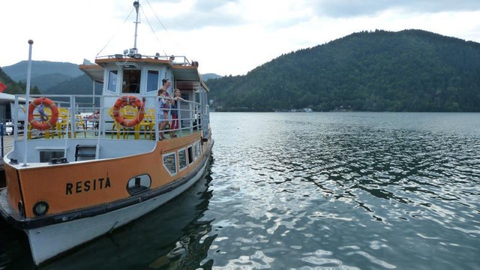Sute de metri cubi de deşeuri din plastic şi masă lemnoasă, scoşi din râul Bistriţa şi din lacul Bicaz