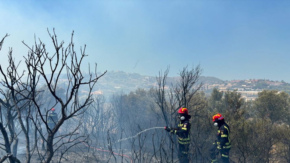 Pompieri români aflaţi în misiune în Grecia