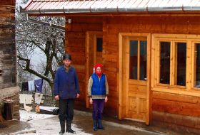 Barbu Bărbuţ si fiica lui, Leonora, &icirc;n singura casă cu gresie şi faianţă din sat.