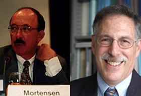 Dale Mortensen (st&acirc;nga) şi Peter Diamond (dreapta).