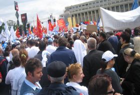 Sindicaliştii protestează &icirc;n sprijinul moţiunii de cenzură.