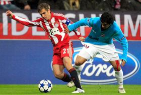 Căpitanul echipei Bayern Munchen, Philipp Lahm (st&acirc;nga), &icirc;n duel cu mijlocaşul CFR-ului, Juan Culio &icirc;n partida tur.