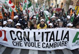 Peste 20.000 de italieni au protestat &icirc;mpotriva guvernului Berlusconi.