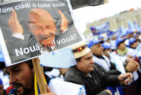 Protest sindical faţă de tăierile salariale.