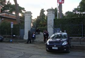 Poliţia italiană &icirc;n faţa ambasadei Elveţiei din Roma.