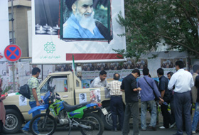 Iranieni sub privirile imamului Khomeini.