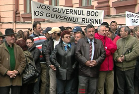 Proteste ale primarilor PNL &icirc;n faţa prefecturii Braşov.