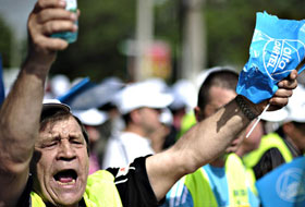 Sindicaliştii protestează &icirc;n faţa Palatului Cotroceni.