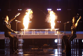 Paula Seling şi Ovi interpret&acirc;nd piesa &quot;Playing with fire&quot; &icirc;n semifinala Eurovision.
