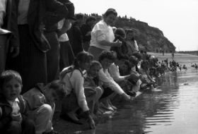 La 6 mai 1990 persoanele de pe ambele maluri ale Prutului au aruncat mii de flori &icirc;n apă.