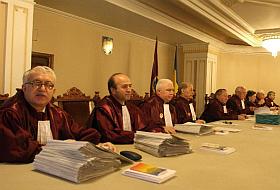   Magistraţi ai Curţii Constituţionale.