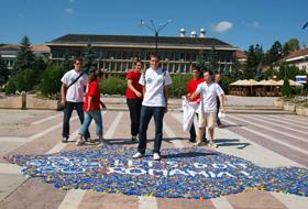 Voluntrarii proiectului &quot;Let`s do it Romania&quot;, alături de harta Rom&acirc;niei realizată din capacele de PETuri.