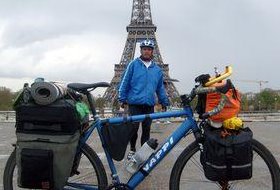 Anton Duma şi bicicleta lui la Paris.