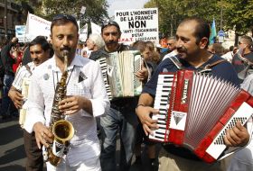 Simpatizanţii opoziţiei politice de st&acirc;nga şi ai verzilor se opun  măsurilor Parisului.