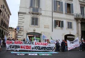 Manifestare de susţinere a politicilor de &icirc;ndepărtare a romilor şi a  interzicerii vălului islamic &icirc;n spaţiile publice.