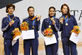 Echipa feminină de spadă a Rom&acirc;niei, medaliată cu aur la Campionatului Mondial de scrimă de la Catania.